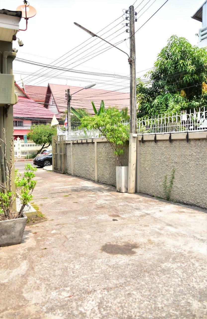 Baan Rare Guesthouse Udon Thani Bagian luar foto